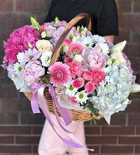 Композиция солнечный день в Мингрельской Цветочная композиция из Розы, Хризантемы, Пионы и Лизиантусы в корзине в Мингрельской