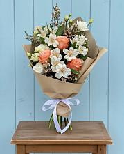 Букет цветов из:  Альстромерии, Лизиантусы, Розы и Хризантемы в Мингрельской