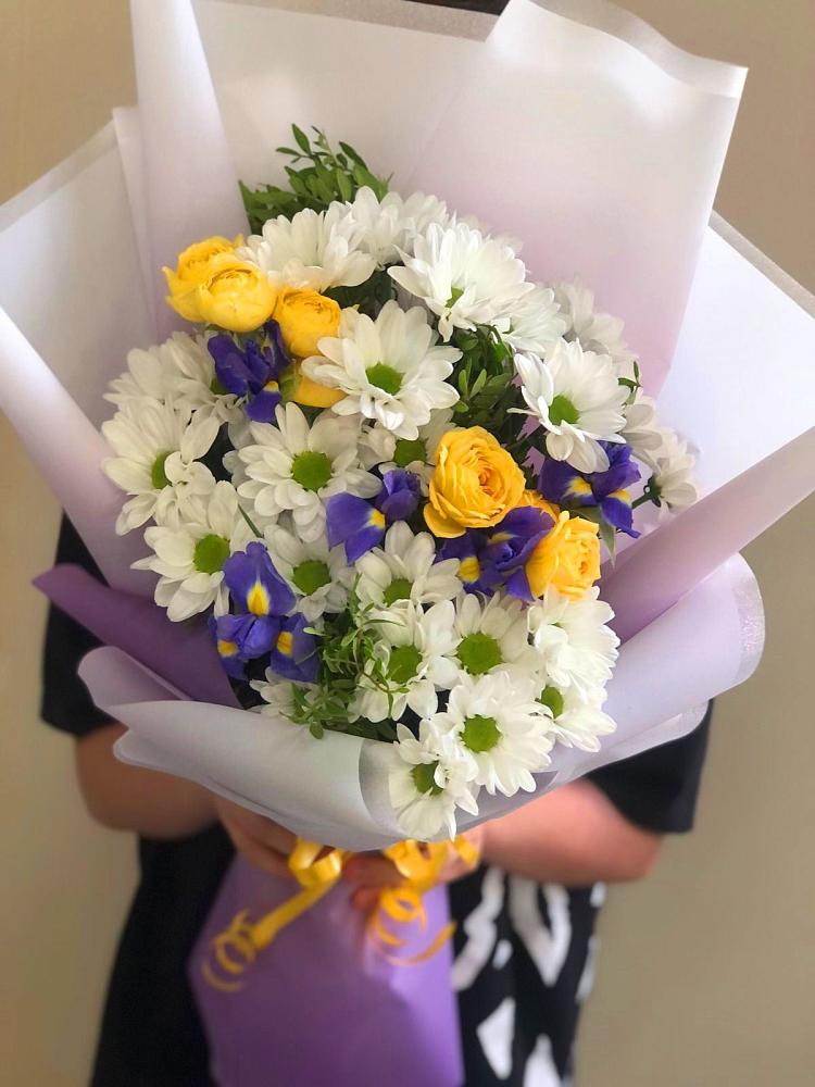Букет цветов из: Ирисы, Хризантемы и Розы в Мингрельской