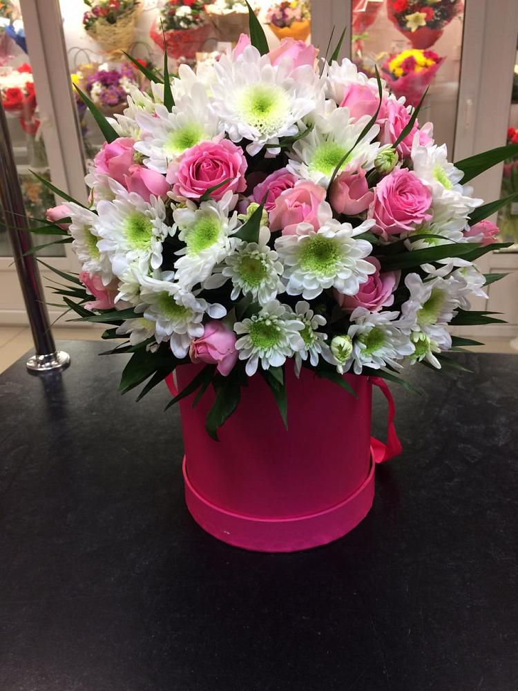 Цветочная композиция из Розы и Хризантемы в шляпной коробке в Мингрельской