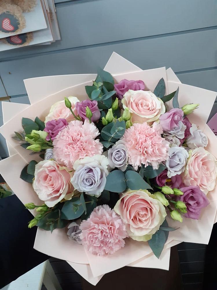 Букет цветов из: Розы, Гвоздики и Лизиантусы в Мингрельской